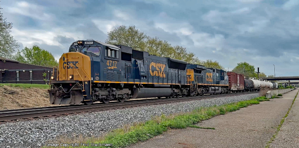 CSX 4717 leads M428.